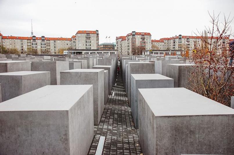 קורבנות השואה ומלחמת העולם השנייה ממשיכים להיות מונצחים באמצעות אנדרטאות השואה בכל רחבי העולם