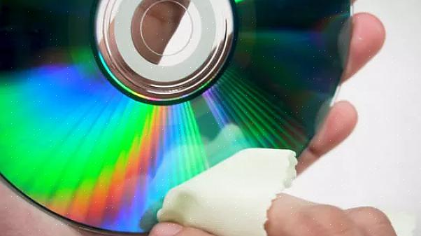 כל שעליך לעשות הוא להכין נוזל לניקוי תקליטורים בכדי לנקות את הדיסקים האלה