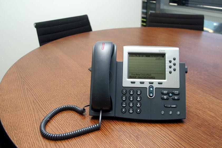 ספקי VoIP רבים מאפשרים לך להתקשר למערכות טלפון מסורתיות באמצעות ממשק VoIP ל- PSTN