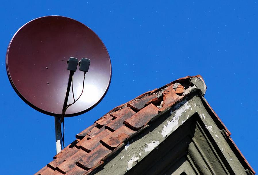 צלחת טלוויזיה בלווין מקבלת אותות מלוויינים המשדרים טלוויזיה בלוויין
