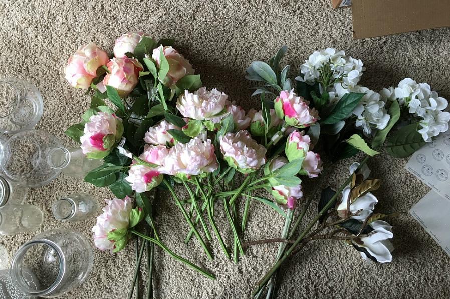 ניתן לארגן זאת באמצעות פרחי חתונה מזויפים כתחליף לפרחים אמיתיים