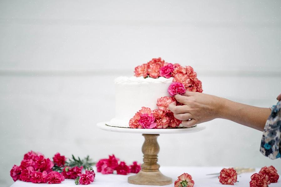 אתה יכול לאסוף את פרחי המשי שלך כמו זר קטן ולהניח אותם על גבי עוגת החתונה שלך