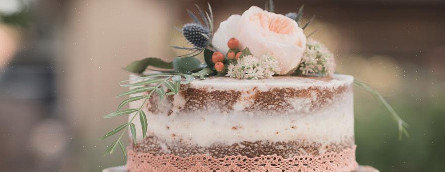 למד כיצד תוכל למקם את פרחי המשי בצורה הטובה ביותר על עוגת החתונה שלך