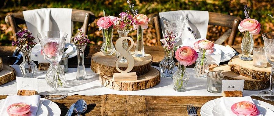 שים תשומת לב קפדנית לפרטים בעת קישוט שולחן הרישום שלך למתנות לחתונה בחנות