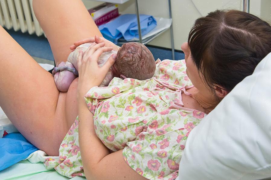 במהלך עבודת ילדים היא צריכה לדחוף כדי להוריד את תינוקה בתעלת הלידה בזמן ללידה הקרובה