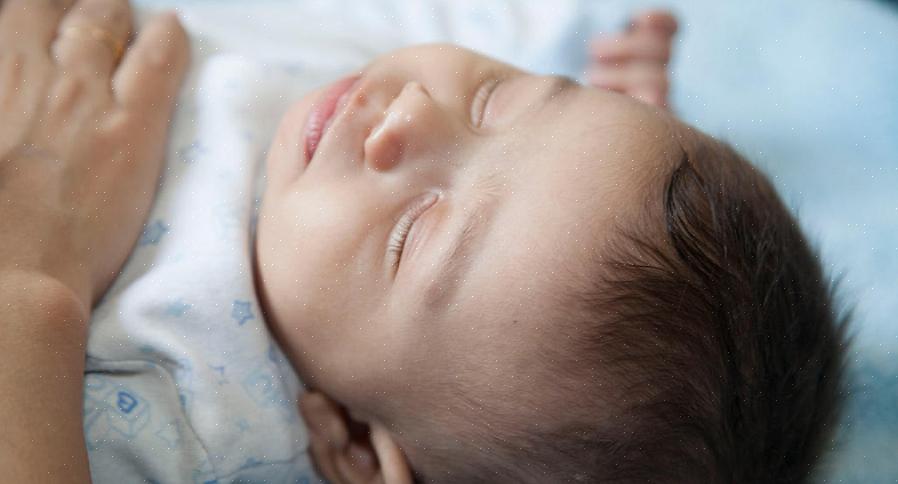 התינוק ירגיש בנוח ותנועת הברכיים תחזיר את התינוק לישון