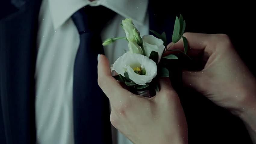 בעוד שלכלה יש פרחים משלה להחזיק במהלך הטקס