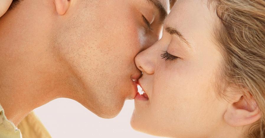 כך ניתן לתת ולקבל את הנשיקה המושלמת המבוקשת ביותר על ידי למידה כיצד לנשק גבר