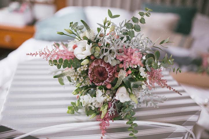 פרחים שונים יכולים לשמש עבור זרי פרחים לחתונה
