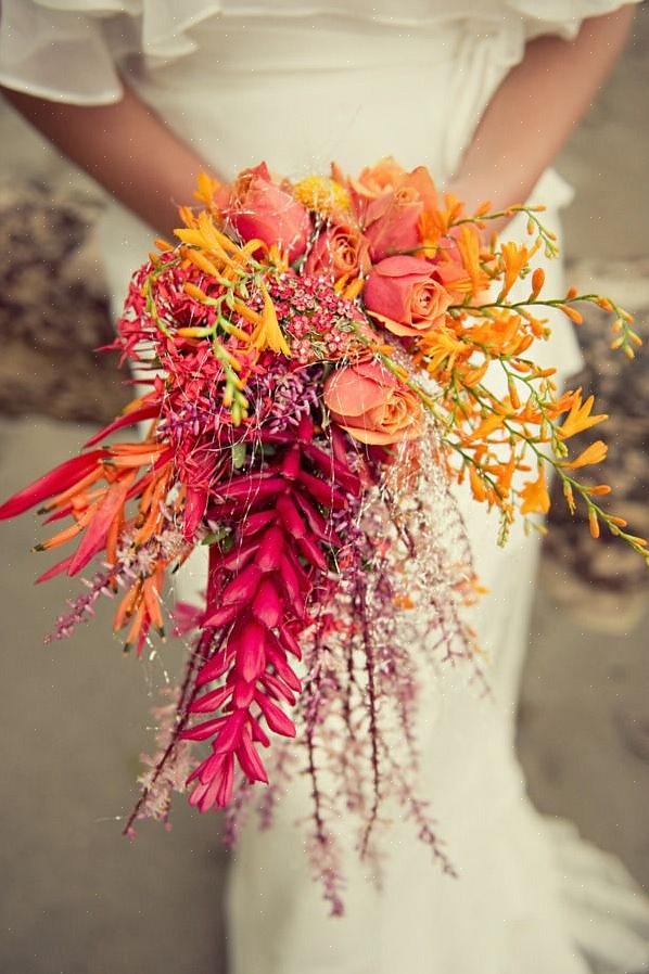 מאמר זה דן בכמה רעיונות כיצד לבחור פרחים לחתונת החוף שלך
