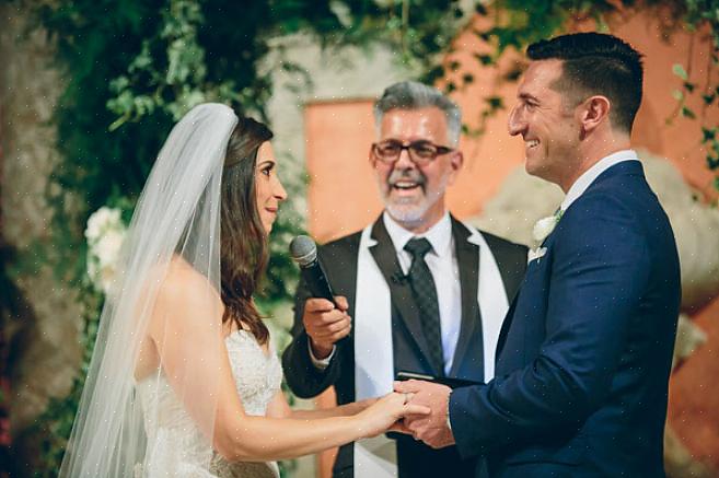 להלן מספר צעדים להעסקת רב שישמש כמנהל החתונה היהודית שלך