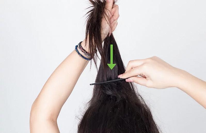קליפים לשיער כדי להחזיק את שיערך כשאת מתחילה להפריד את השיער בשני חלקים