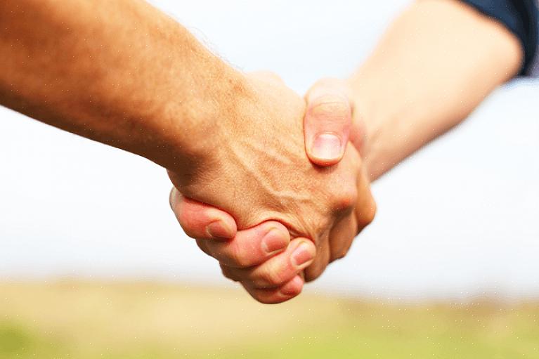 לחיצת יד נתפסת כקשר אינטימי מדי מכדי ליזום עם אדם זר