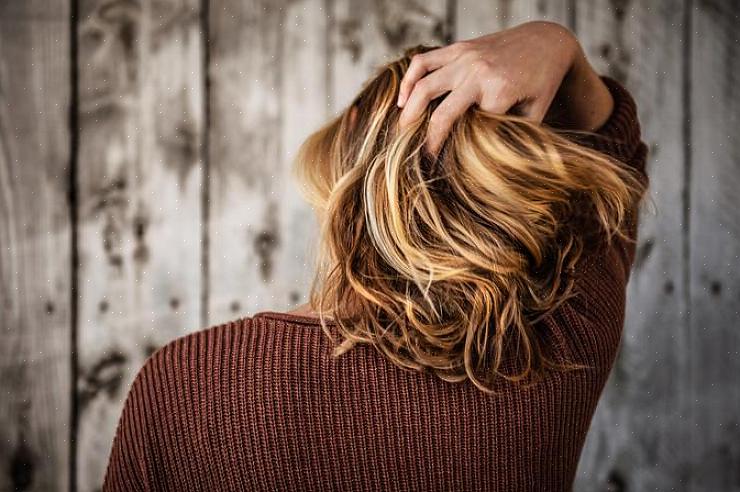 שיער גס ויבש נגרם מיובש יתר שעלול להחמיר על ידי חשיפת שיערך למפוחי שיער