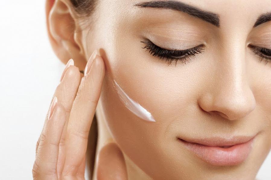 מרככים אחראיים להפוך את עור הפנים שלך לחלק הרבה יותר בעוד חומרי לחות אחראים להחזקת הלחות