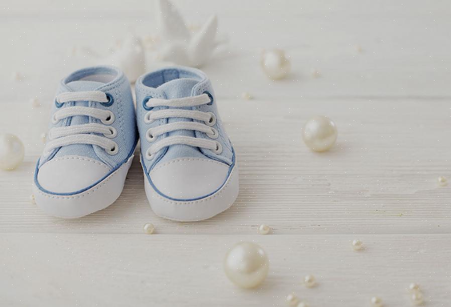 הדרך הטובה ביותר למדוד ביעילות את כפות הרגליים של תינוקך ולהבטיח כי זוג הנעליים הראשון מתאים באופן מושלם