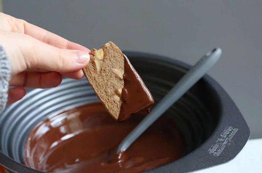 ישנן מספר דרכים להמיס נמס ממתקי שוקולד