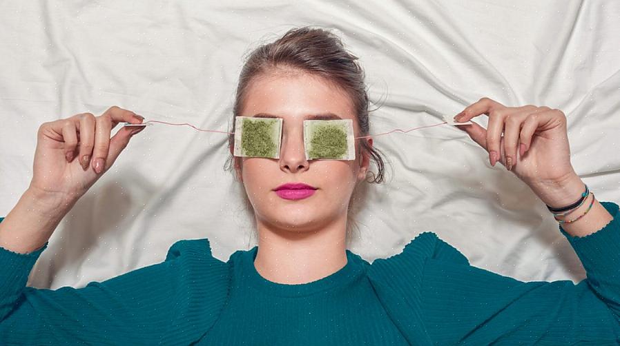 אתה יכול להניח מטלית כביסה צוננת מעל העיניים במשך כשלוש עד חמש דקות לפני שמורחים את קרם העיניים