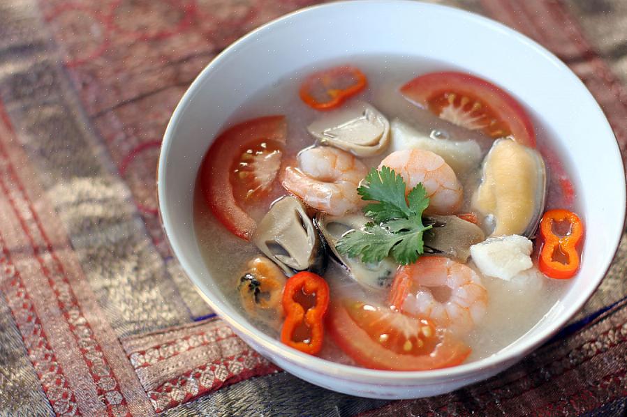 כעת תוכלו להגיש את מרק פירות הים התאילנדי החריף שלכם על שולחן ארוחת הערב