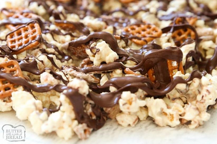 אתה יכול לעטוף את הסוכריות המצופות בשוקולד בעטיפות פלסטיק - או להשתמש בנייר טינו - בכדי לסייע בשימור השוקולד