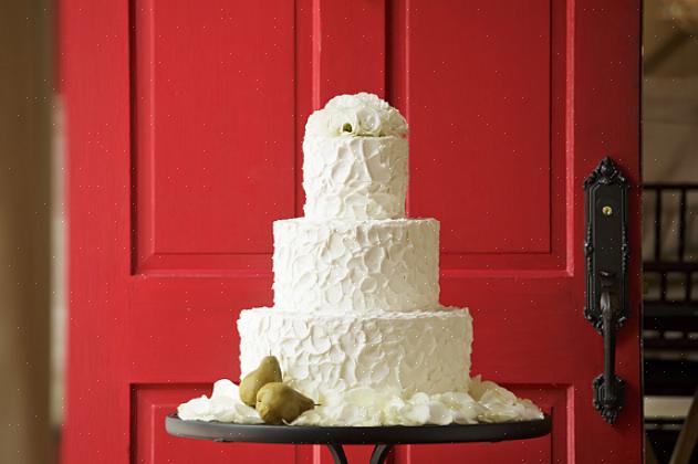 הרובד העליון של עוגת חתונה נשמר באופן מסורתי כדי לאכול אותו על ידי הזוג ביום נישואיהם הראשון