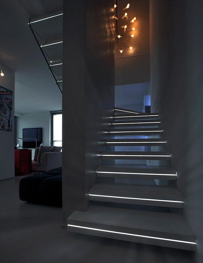 גוף תאורה קבוע הוא אחת הדרכים הטובות ביותר להתמודד עם חדר מדרגות בקושי מואר