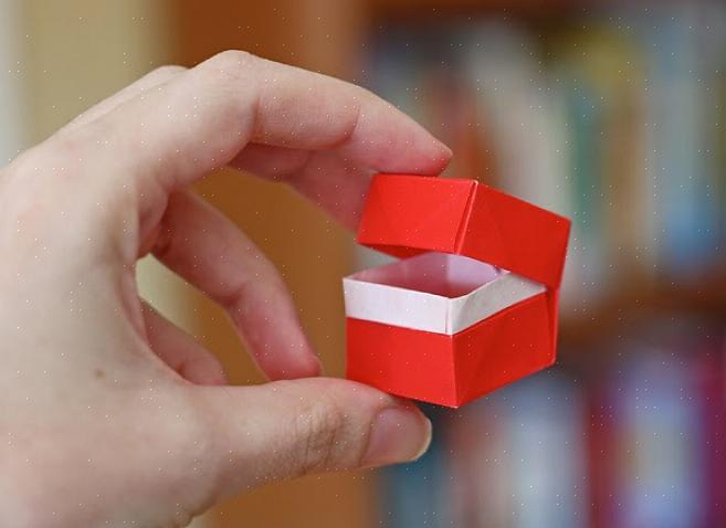 קופסת מתנה זו היא אחד החפצים הפשוטים ביותר שתוכלו ליצור מתוך האינסוף האפשרויות שהאמנות היפנית מציעה