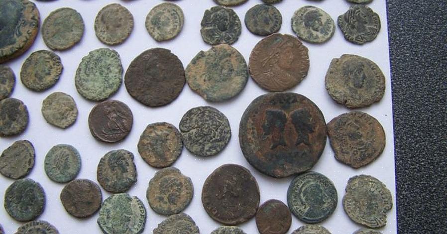 חלק מהאותיות עשויות להופיע מעט מחוץ למרכז מכיוון שכמעט כל המטבעות הרומיים העתיקים הוטבעו ביד