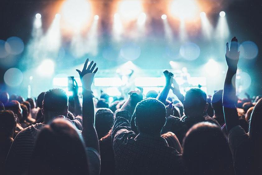 עקוב אחר הטיפים הבאים כיצד להשתתף בקונצרט רוק אינדי כדי שלא תבלוט בקהל
