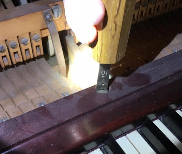 יש למרוח רק שכבה קלה של דבק על פטישי הפסנתר במיוחד במקום בו הלבד משתחרר