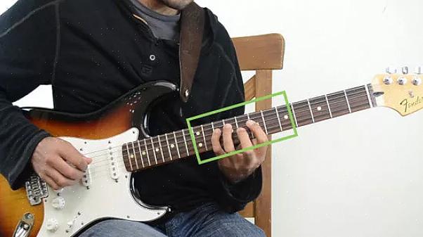 למד אודות אקורדים בסיסיים לגיטרה והסימנים שבהם יש למקם את אצבעותיך כדי לקבל צליל מסוים