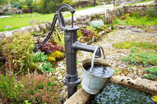 קרא ופעל לפי ההוראות המופיעות להלן כדי להבין כיצד תוכל להתקין מזרקת משאבת מים ביד בגינה שלך