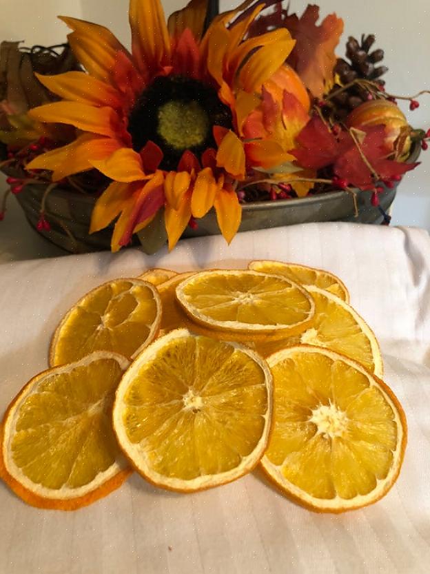 דרך נוספת לייבש פרוסות תפוז לצורך יצירה היא להשתמש בתנור שלך