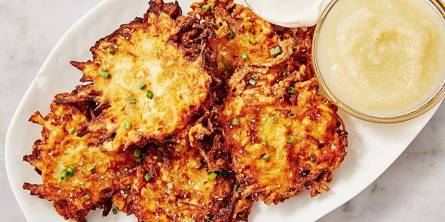 Latkes נעשים כאשר הקצוות פריכים מעט והלביבה כולה היא בצבע חום זהוב