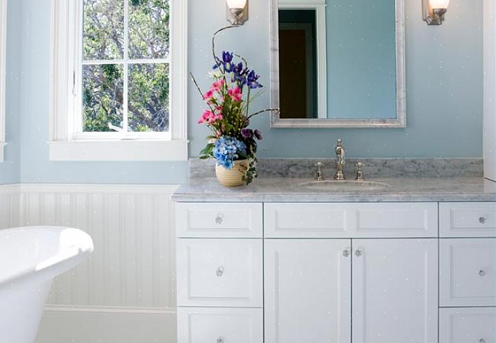 אתה יכול לצבוע את קירות האמבטיה בצבעים כהים יותר ואת הארונות שלך