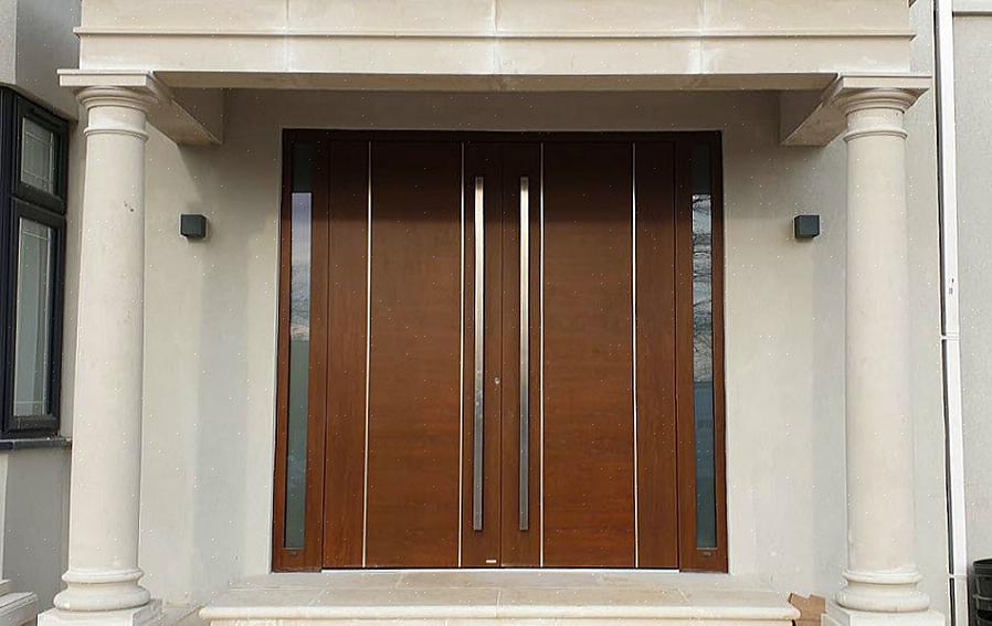 סוג הדלת האידיאלי ביותר לשימוש בעיצוב סטנסיל הוא עץ מלא שבו אין זכוכית בכלל