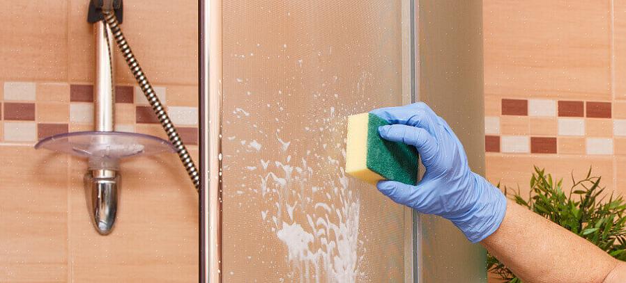 כך ניקוי דלתות מקלחת עם מוצרים טבעיים