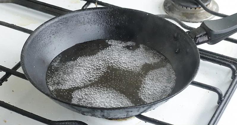 ספוג את כלי הבישול שלך מברזל יצוק בתמיסת הלוי והשאיר אותו למשך כחמישה ימים