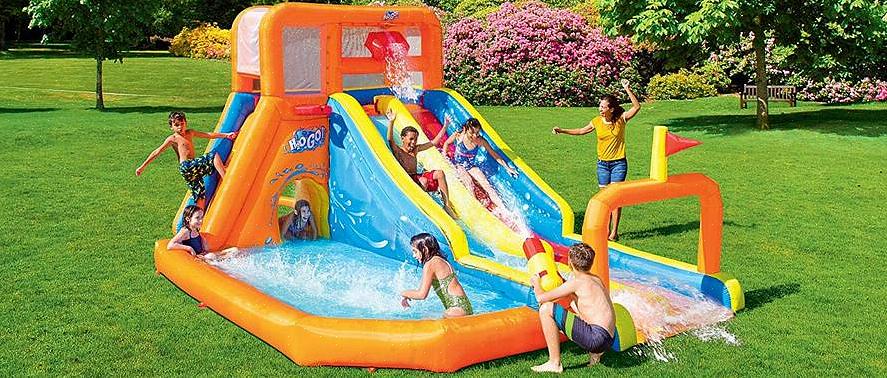 ילדיכם וחבריהם בוודאי יתלהבו למסיבה הבאה שלכם אם תיצרו את פארק המים המושלם בחצר האחורית