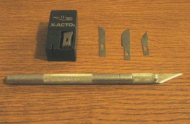 זהו כלי בגודל עט המציע סוגים שונים של להבים לשימושים שונים כמו חיתוך