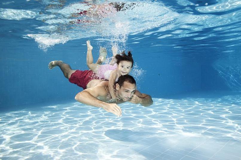תבקש מהילד לשחות עם הפנים כלפי מטה במים במשך שבע שניות