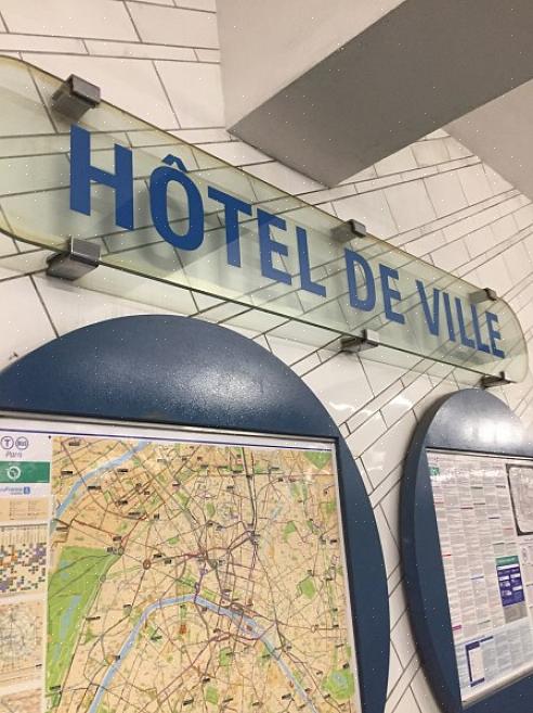 דוכן עיתונים ומלונות בפריז