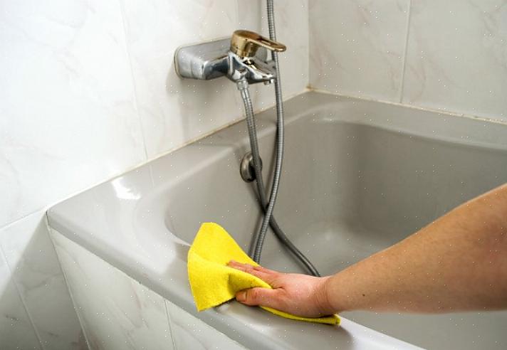 עקוב אחר הטיפים הבאים כדי ללמוד כיצד להסיר חלאות סבון מהאמבטיה שלך מחרסינה