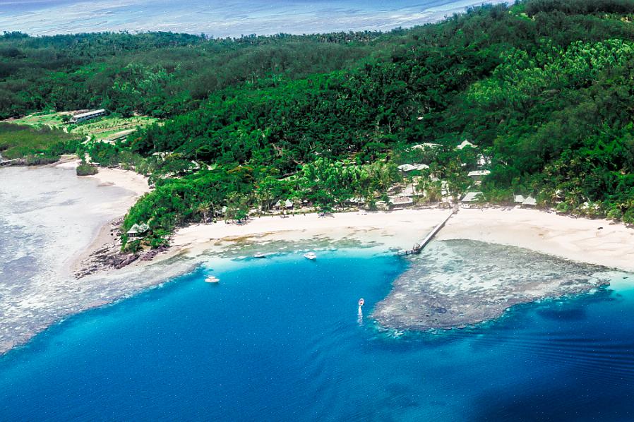 קטמרנים במהירות גבוהה עוזבים את מרינת דנארו של נאדי בכל בוקר לאתרי נופש רבים באיים החיצוניים ברחבי קבוצות