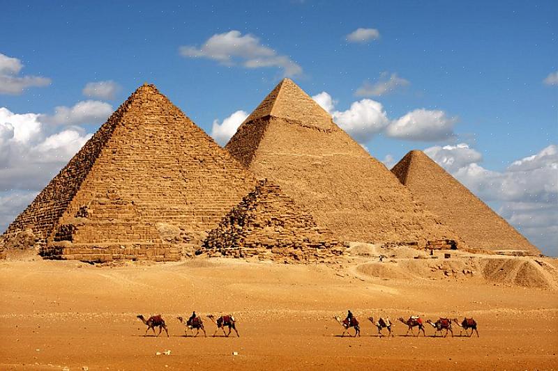 נסו את Sofitel Le Sphinx ואת הפירמידות Le Meridian הסמוכות לנוף עוצר נשימה של הפירמידות