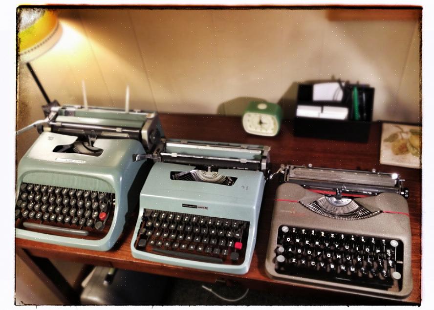 יש מכונות כתיבה ידניות ומכונות כתיבה אלקטרוניות שיש להן סוג מדפסת המחובר למכשיר