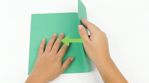 קח את הקצה השמאלי ואת הקצה הימני של חוברת הנייר שלך עד לסימן חצי הנייר