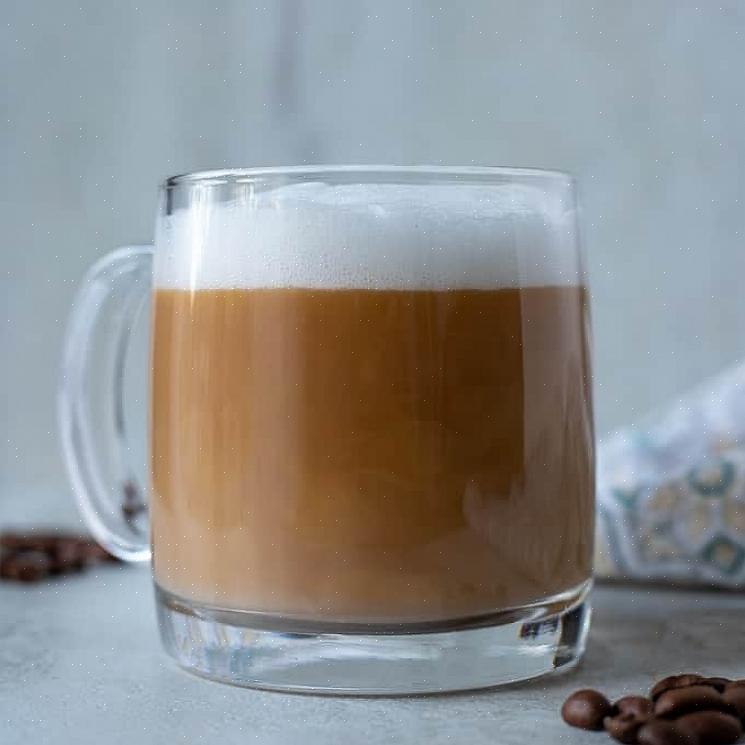 השתמשו בפולי הקפה הטריים ביותר שיש להכין קפה לאטה