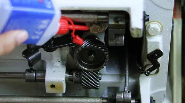בדוק את כל החלקים הנעים של המכונה ושמן אותם בטיפה אחת של שמן מכונה