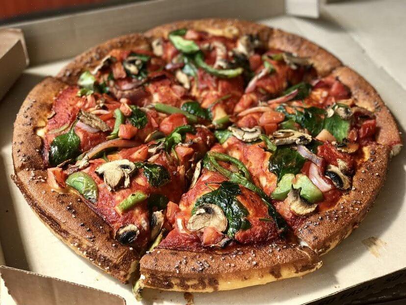 הוסף כיף נוסף לפיצה פיצה האט שלך בחינם על ידי ליהנות ממנה עם חבריך ובני משפחתך